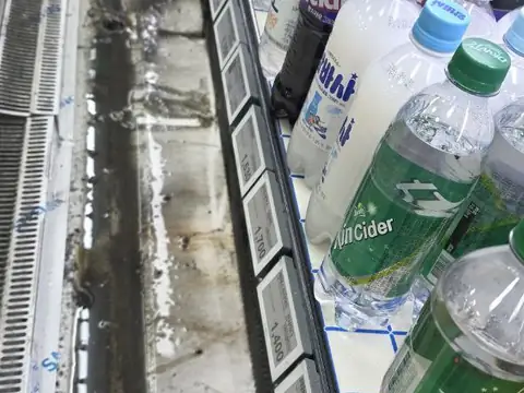 진열대 바닥 청소 전